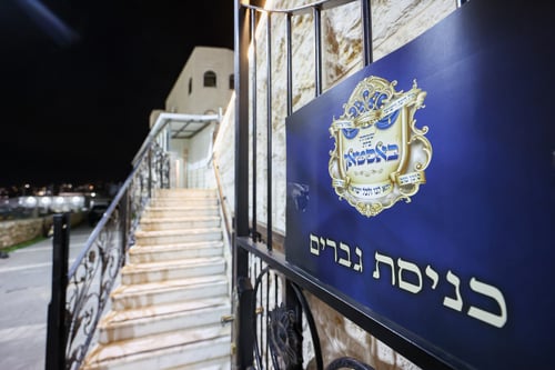 עם דמעות בעיניים: חסידי בוסטון נפרדו בהתרגשות מהאדמו"ר שחוזר לארה"ב