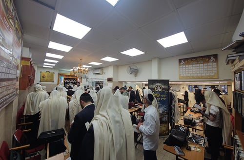 תפילות, סליחות והקפות: כך תיקנו תושבי בני ברק את תיקון היסוד  • תיעוד