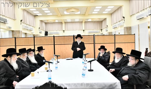 שעה וחצי של מתח גורלי: האדמו"רים סגרו את הדלתות, הח"כים נשארו בחוץ  | תיעוד