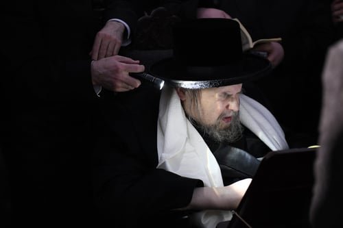 שעות אחדות לפני הכינוס ההיסטורי | האדמו"ר מבעלזא פקד את קבר אמו הרבנית ע"ה
