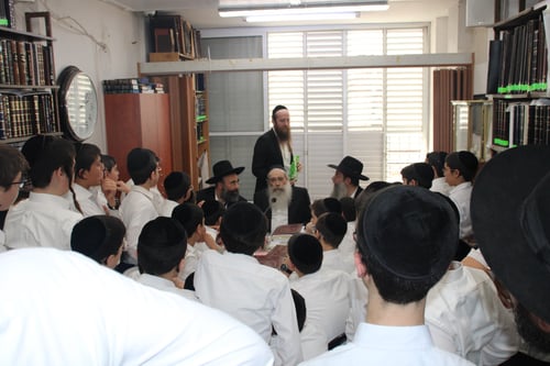 הגר"ש שטיינמן לילדי אלעד; תתרחקו מכל מי שאינו שייך לתורה - הוא נראה 'עשיו'