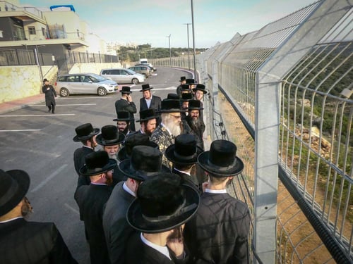 מול הכפרים הערביים: כשהאדמו"ר מויז'ניץ בית שמש נעמד ליד גדר ההפרדה • צפו בתיעוד מהביקור בעמנואל