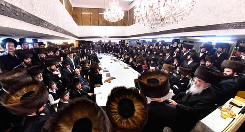 הוד קדומים ברחוב פנקס: השבת המרוממת של חסידי סאדיגורה במבצר המיתולוגי בתל אביב