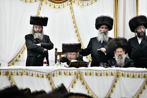 דלתות נעולות ושיחות קודש אל תוך הלילה: הרבי מרחמסטריווקא שבת לראשונה בב"ב