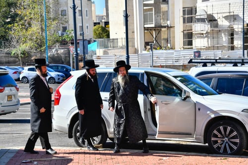 תוך 8 חודשים בלבד: הריקוד הנרגש של האדמו"ר מטעמשוואר בתוך בית המדרש החדש
