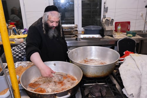בקור המקפיא של פולין: חמימות דקדושה בהילולת ה'בני יששכר' בעיירת דינוב