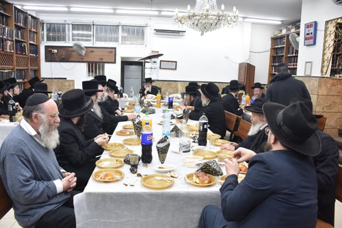 אב"ד לעלוב ב"ב ערך שולחנו בהיכל בו עבד בעל ההילולא את קונו בסילודין | תיעוד
