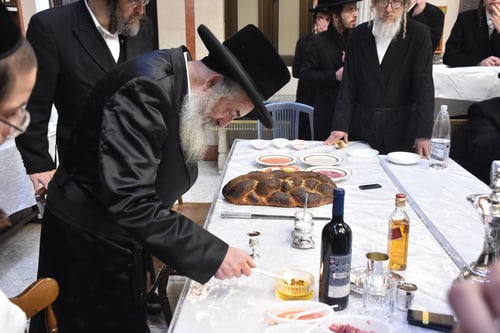 ימלא פי תהילתך: האדמו"ר מלעלוב ערך טיש לזכר זקנו בעל ה'ברכת משה' זי"ע