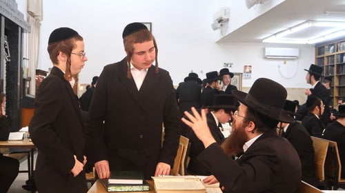 חזו חזו בני: הרבי מטשארנוביל הופיע בישיבה בעיצומו של סדר 'שעות רצופות'