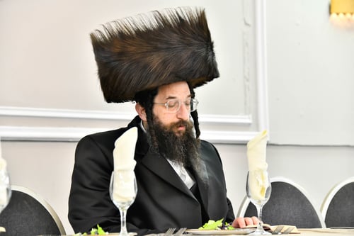 גלריה: גדולי ישראל בשמחת נישואי הכלה בת רבה של קהילת מאקאווא בבני ברק