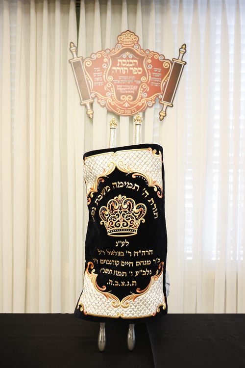 בעל המאפייה המפורסמת הכניס ספר תורה, גדולי הרבנים נהרו להשתתף בשמחתו