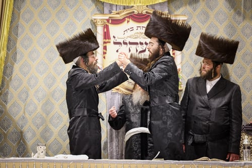 שינוי המנהג בבית זוועהיל: החתן הופיע בגרביים לבנות בשבת העלייה לתורה