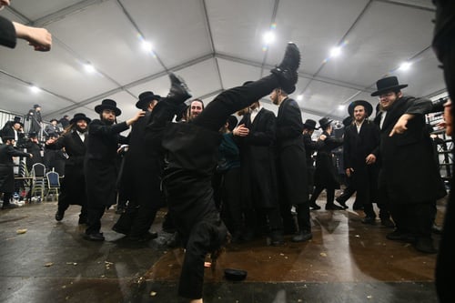 המצפים לישועות פיזזו על השולחנות | תיעוד ענק מההילולא בלעלוב בפולין 