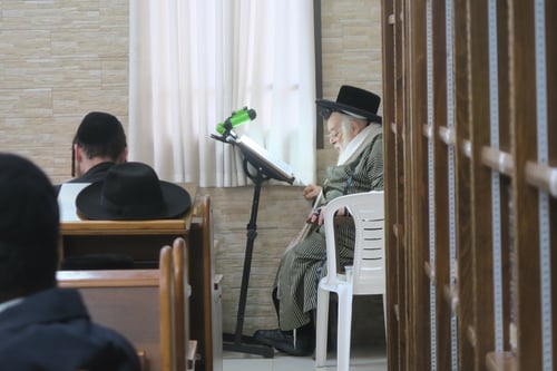 הרחק מעיני הבריות | עבודת הקודש של האדמו"ר מתולדות אהרן בטבריה