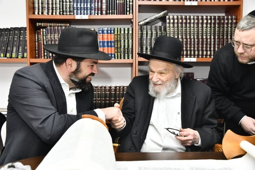 חניכי הישיבות בטלז סטון חגגו הכנסת ס"ת וקביעת מזוזות | גלריה