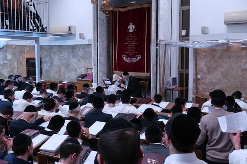 באמצע ה'סדר': הגר"י עדס הופיע בישיבה וחיזק את הבחורים המתענים לרפואתו