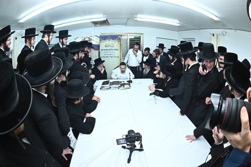 עמקות חסידית בבית גדולי הדור: בחורי באבוב הציגו ארבעים ספרים חדשים לגדולי ישראל
