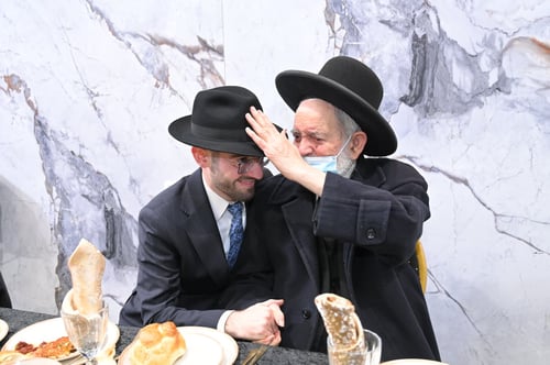 מזל טוב בירושלים: שמחת האירוסין בחצר המקובל הגר"י כהן • תיעוד