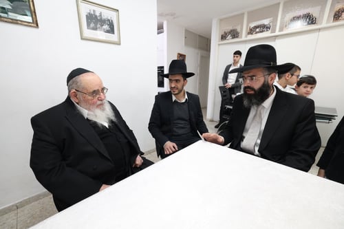 גדולי ישראל התרגשו | צעירי הצאן סיימו מסכת סוכה על יד שולחנם של מלכים 