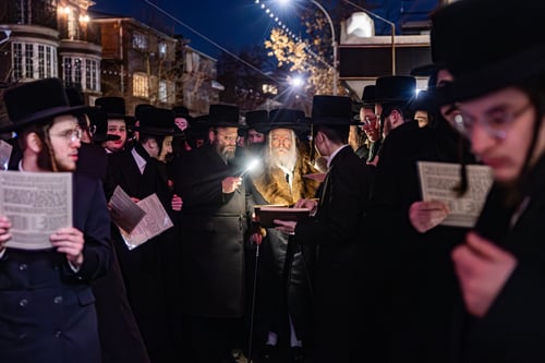 הרבי מבאבוב שב ממיאמי, בחורי הישיבה פצחו בריקוד נלהב