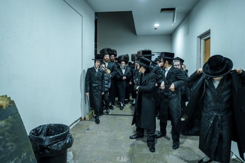 ביקור הוד באנגליה: האדמו"ר מקרעטשניף סיגעט ווילאמסבורג שבת במנצ'סטר
