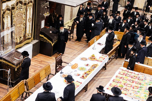 במרכז ממלכת באבוב | אלפים בטיש חמישה עשר בשבט