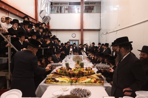 בית שמש; כך נראה הטיש בקאסוב ויז'ניץ בליל ט"ו בשבט