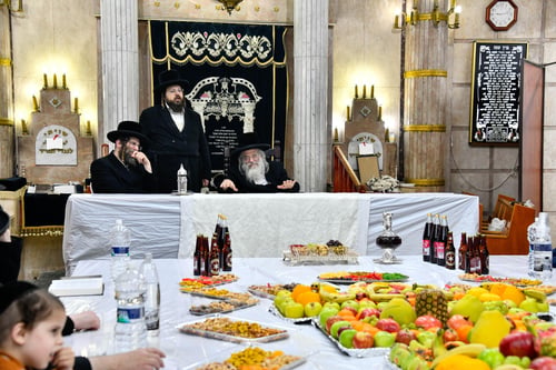 התעלות ברחוב מימון | האדמו"ר מחוג חתם סופר ערך את שולחנו הטהור