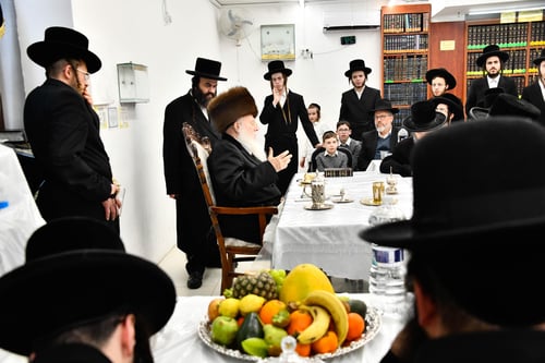 התעלות דקדושה | זקן אדמו"רי רוז'ין ערך את שולחנו בבני ברק