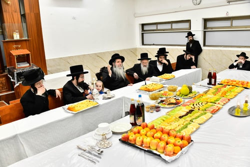 צפו; כשהרבי מקודינוב התיישב במרכז השולחן ולא בראשה בטיש ט"ו בשבט