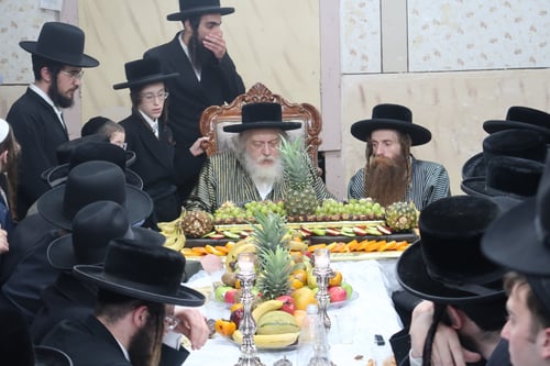 בכורה עולמית במאה שערים | הלחן החדש של האדמו"ר מבקשי אמונה שנחשף בטיש