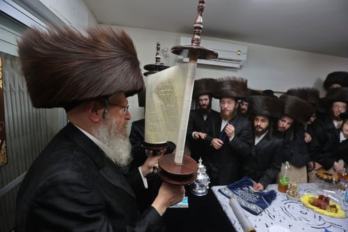אבנט של קדושה | מכין ה"זאדנע גארטלעיך" הכניס ספר תורה לזכר רעייתו ע"ה