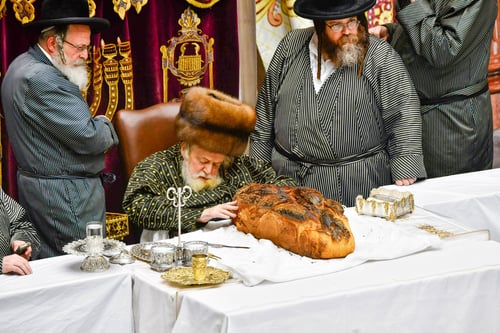 במלבושי קודש כמנהג רבותיו: תיעוד מרהיב מהשולחן הטהור בתולדות אברהם יצחק