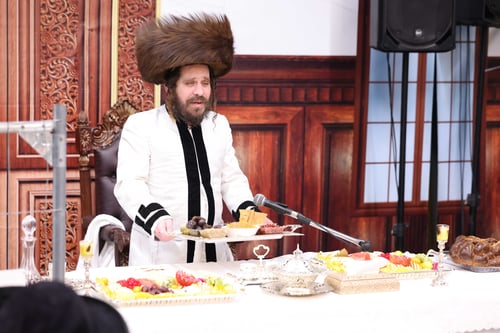 הקאפטן הוחלף מרוב דבקות: הטיש הסוער של הרבי ה'צינור' מקרעטשניף כפר עטה