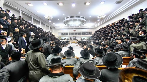אלפים גדשו את ההיכל | הטיש הנשגב של האדמו"ר מתולדות אהרן