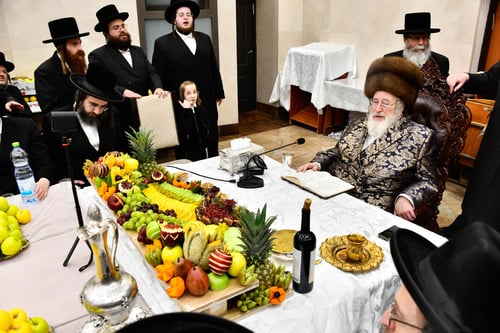 מאות חסידים מחו"ל צפו בשידור חי: הטיש המרומם בחצר הקודש ספינקא בבני ברק