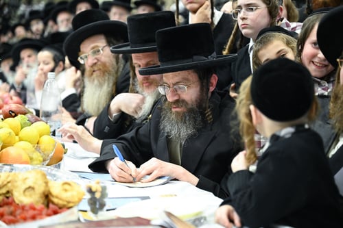 נתניה צהלה ושמחה | אלפים בטיש המרכזי בצאנז לאחר חזרת האדמו"ר מארה"ב