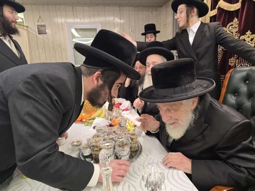 זקני החסידים דמעו: מעמד הפרידה המרטיט של האדמו"ר מליסקא מבית המדרש העתיק