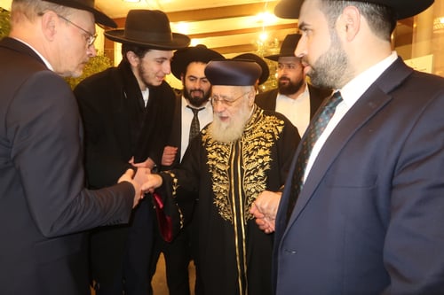 מאות חגגו בשמחת רבה של בני ברק בנישואי נכדו למזל טוב | גלריה