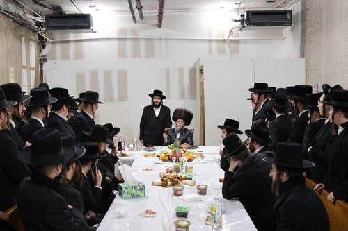 פעמיים כי טוב: שני הטישים של הרבי מקרעטשניף סיגעט בראש השנה לאילנות