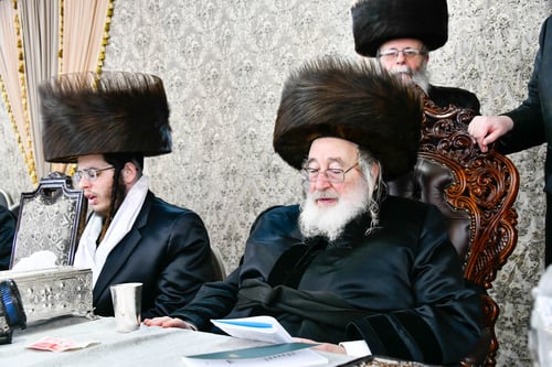 כשהרבי מספינקא חילק וויסקי, העיף את השטריימיל ורקד עם הילדים בשמחתו