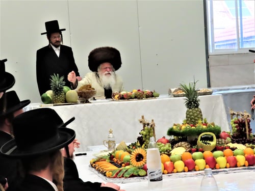 בבגדי לבן | כך בירך האדמו"ר מנדבורנה ירושלים על שבעת המינים 