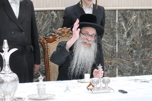 החסידים ביוניון סיטי היטו אוזנם לפלפול | טיש ט"ו בשבט בצאנז זוועהיל