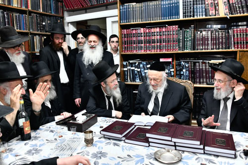חדש על שולחן הפסח: הגדת 'בד קודש' מתורת הגרב"ד פוברסקי - המעמד המרגש בבית ראש הישיבה