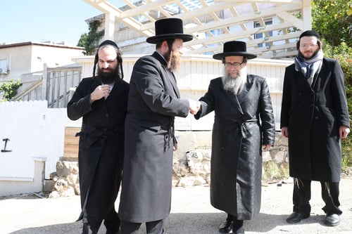 מחזה של ענווה בצפת | זו הסיבה שגאב"ד קארלסבורג החזיק את הרמקול לילד