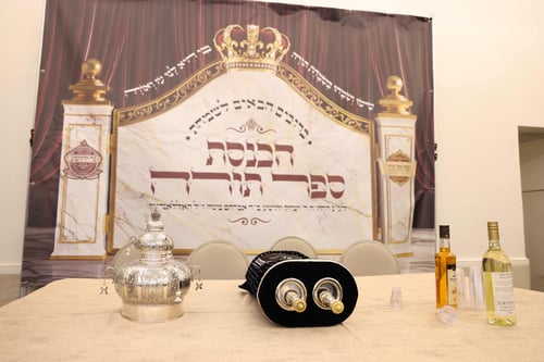 ברחובות ירושלים | ילדי 'נר יהושע' חגגו הכנסת ספר תורה חדש • תיעוד