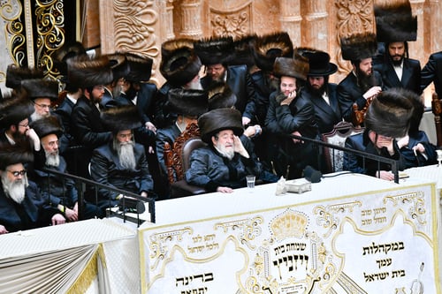 השמחה הגדולה שמשכה רבבות | האדמו"ר מויז'ניץ פיזז 'יש בורא עולם' בנישואי נינו 