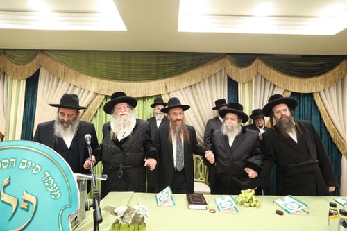 התמדה של ח"י שנים: הגר"מ צדקה ואדמו"רים חסידים בסיום 'פלא יועץ' בביתר