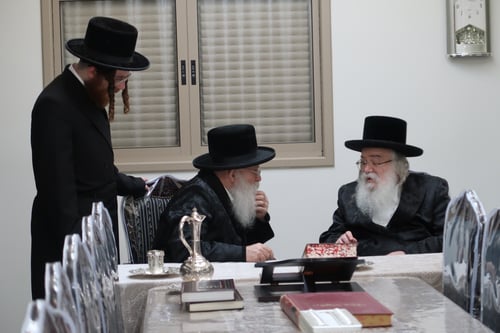 במעון המשפיע | רכבת של אדמו"רים ורבנים בבית הגה"צ רבי אהרן טויסיג