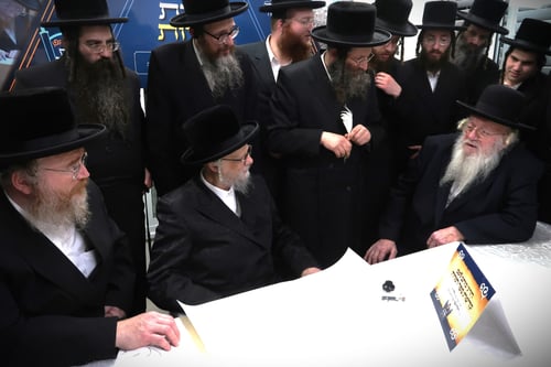 מימי יגון לשמחת התורה: הרבי מסערט ויז'ניץ החל בכתיבת ס"ת לזכר הבחור דוד פייג ז"ל